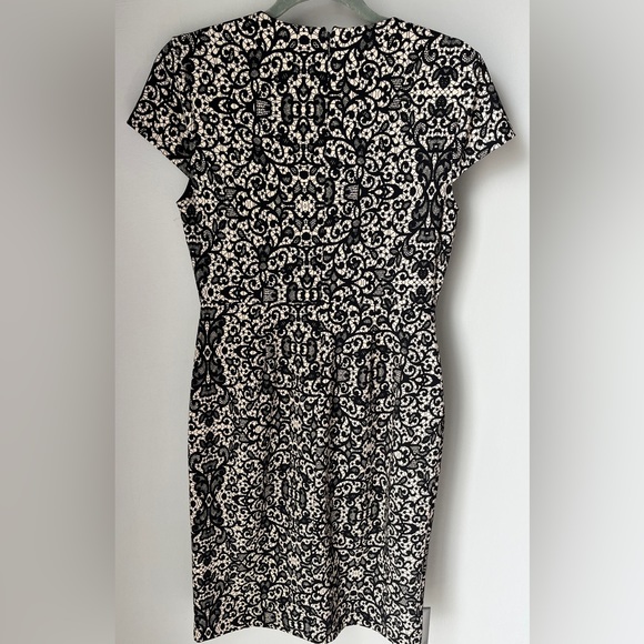 Banana Republic V-Neck Black & Cream Trellis Print Dress Cap Sleeves | Size 4 - Picture 2 of 5
